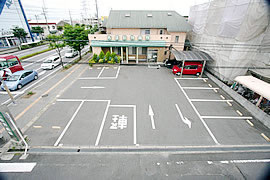 病院入口の目の前の駐車場